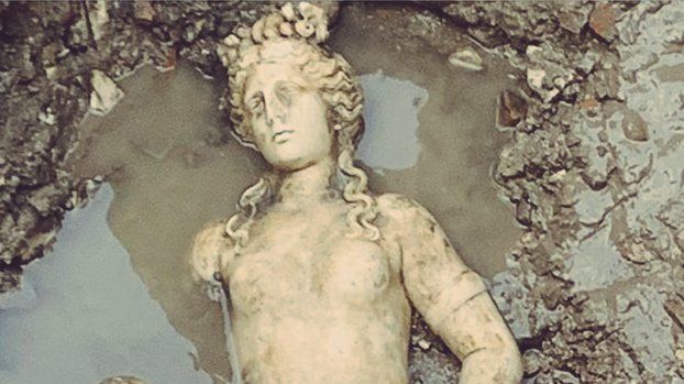 Archeologové našli mramorovou sochu nymfy z 2. století